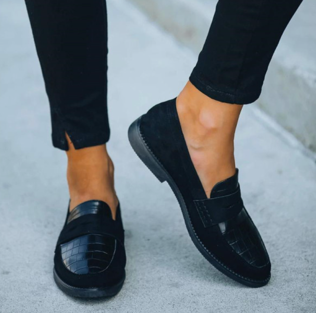 Mocasines de mujer con estampado de cocodrilo y textura sofisticada – ELARA