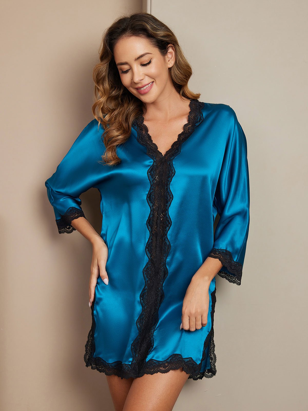 Pijama satinado de dos piezas con detalles de encaje – AURÉLIA