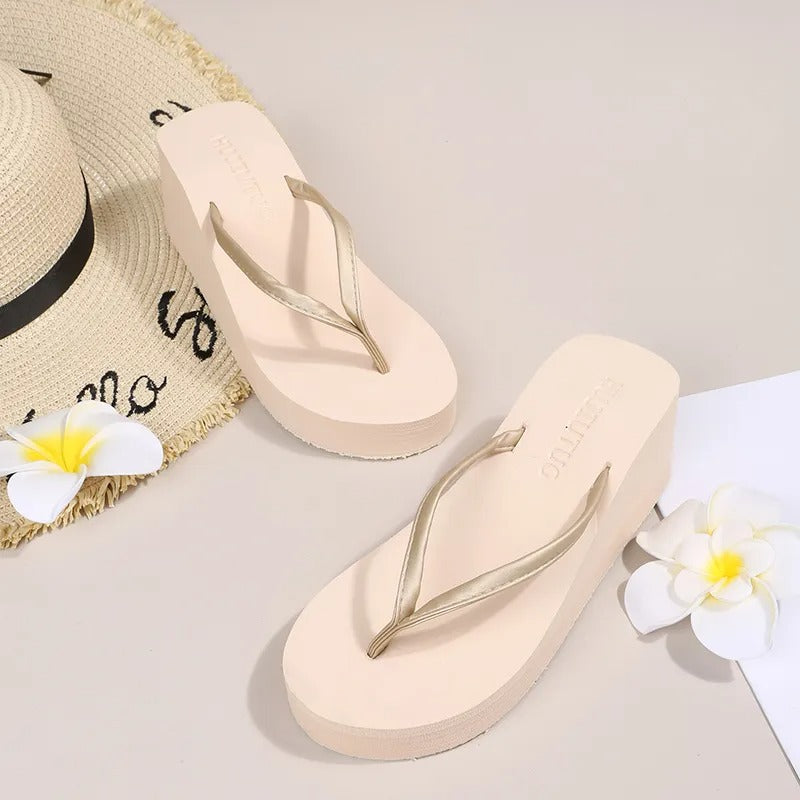 Chanclas de mujer con cuña y tira minimalista – SEVILIA