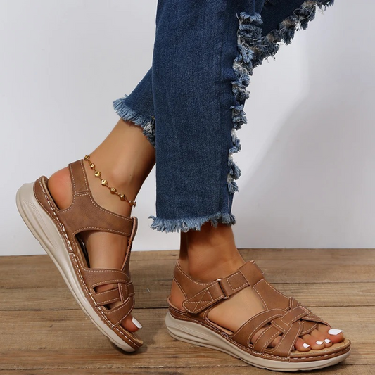 Sandalias de ante en negro y marrón con tacón cómodo – SUMERIA