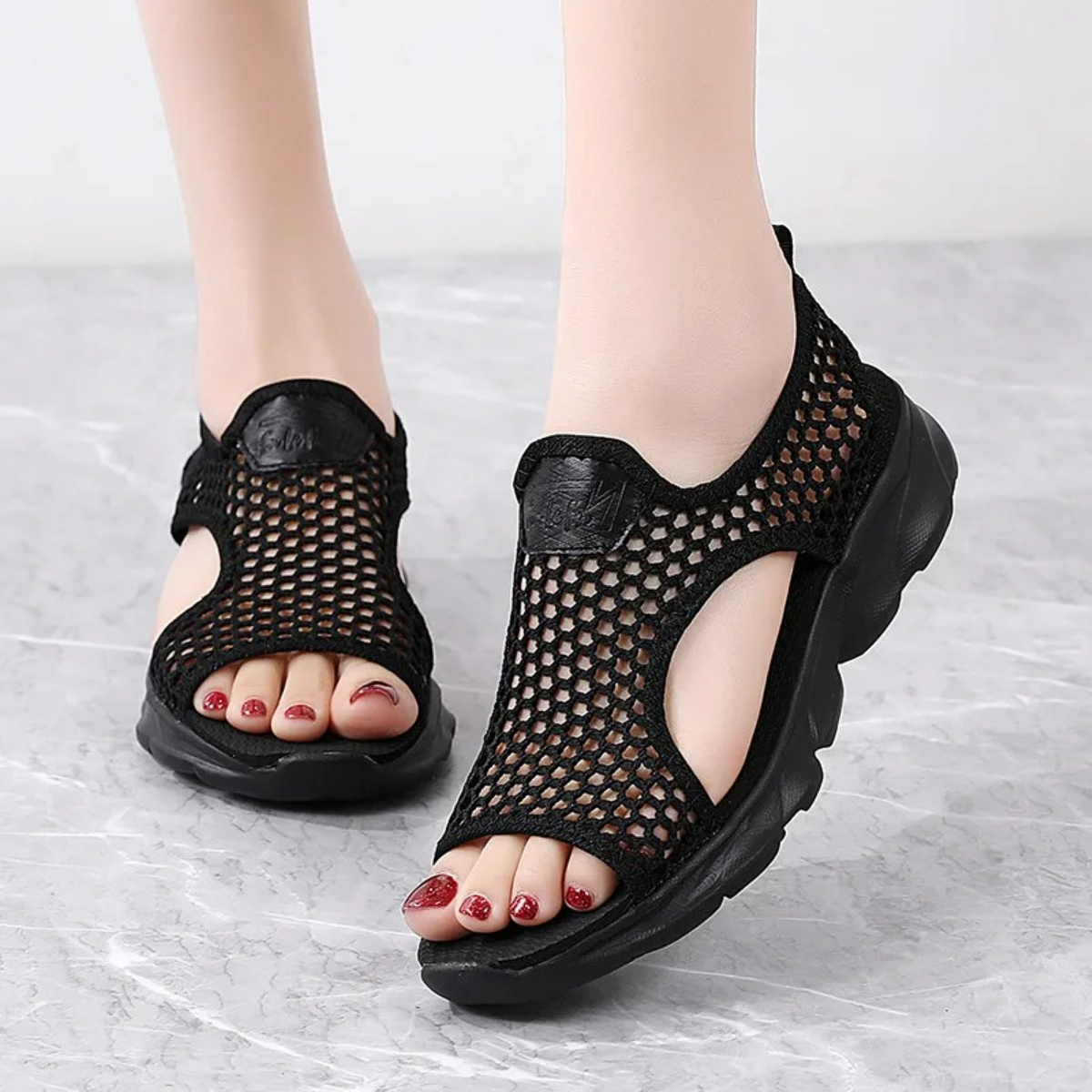 Sandalias negras de malla transpirable con suela ergonómica – VELMIRA