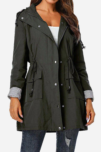 Chaqueta ligera para mujer con capucha y cordón ajustable – TAMIRA