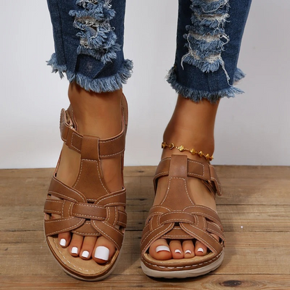 Sandalias de ante en negro y marrón con tacón cómodo – SUMERIA