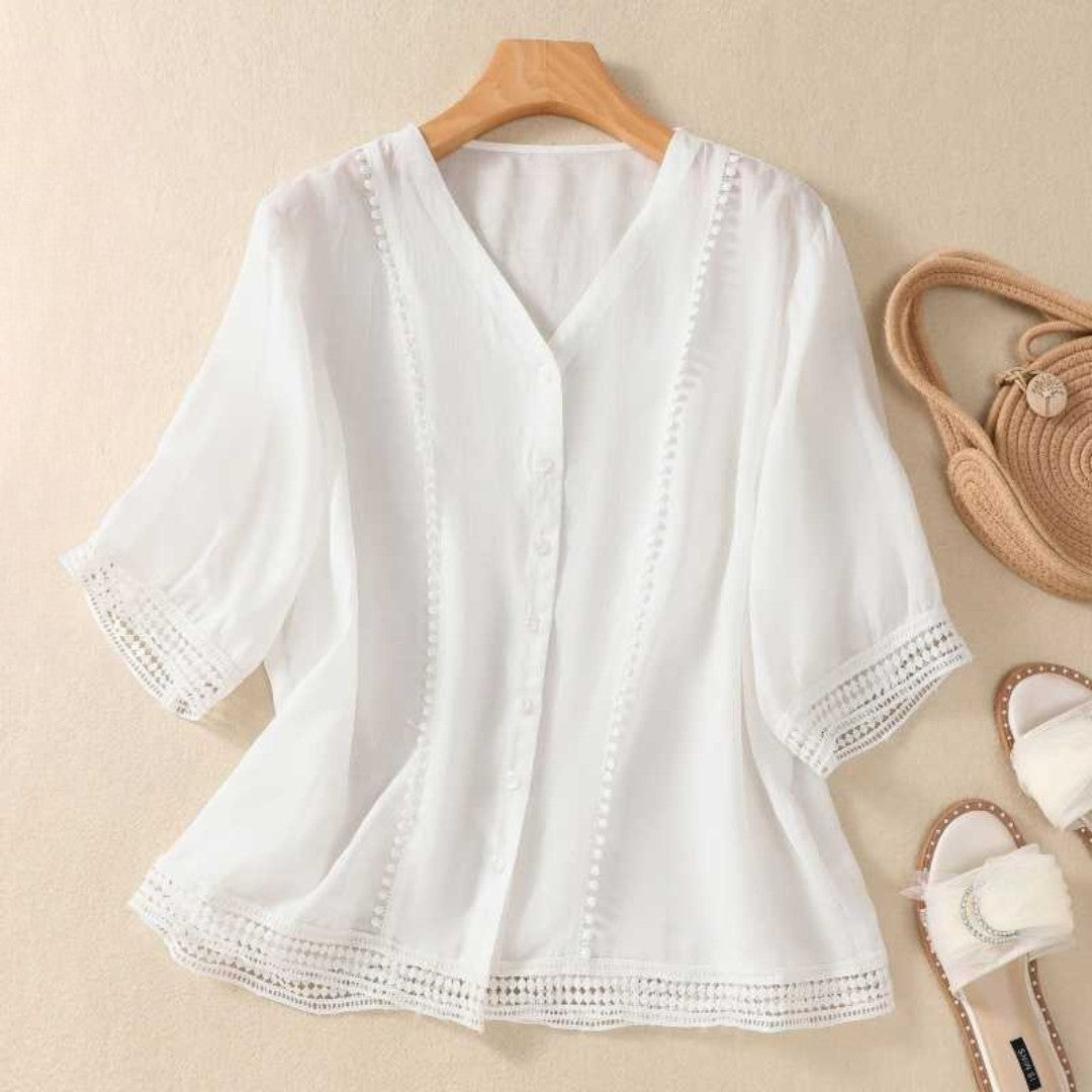 Blusa con escote en V, botones y detalles de encaje – RHIANA