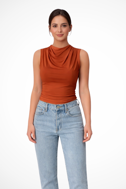ELARA – Top sin mangas con cuello drapeado y peplum elegante