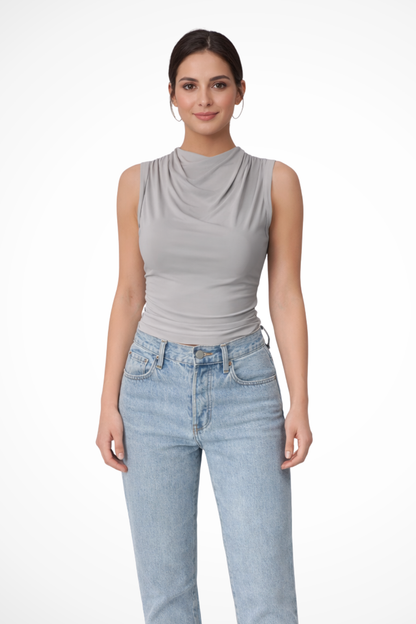 ELARA – Top sin mangas con cuello drapeado y peplum elegante