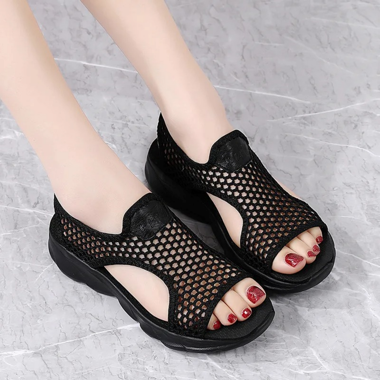 Sandalias negras de malla transpirable con suela ergonómica – VELMIRA