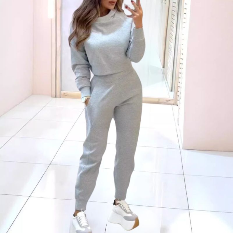 Conjunto athleisure de dos piezas con top corto y pantalón cómodo – LÉNA ActiveEase