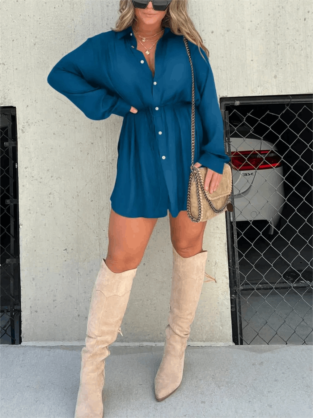 Vestido satinado midi con escote cruzado y tirantes finos – LUNARIA