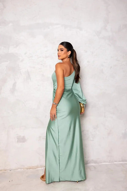 LUCINDA – Vestido maxi satinado de un hombro con drapeado elegante