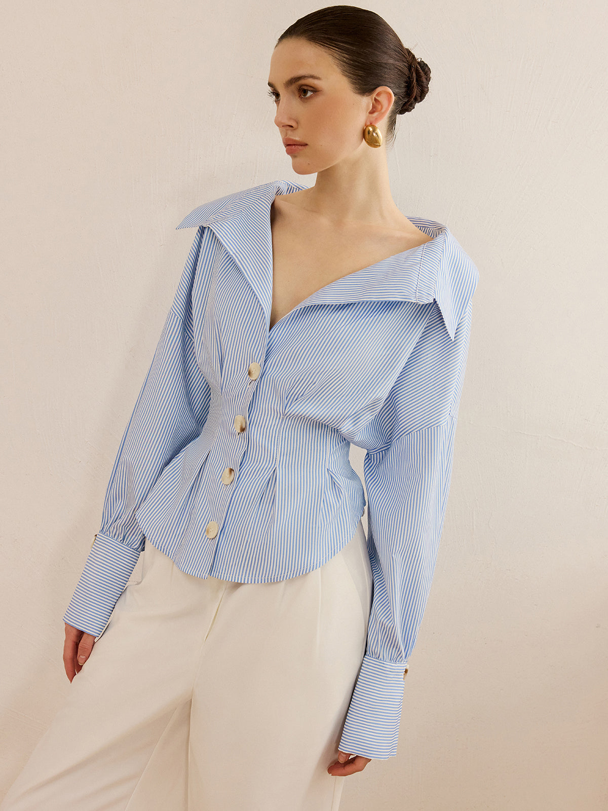 Camisa de rayas con cuello y diseño entallado en la cintura – ARIA