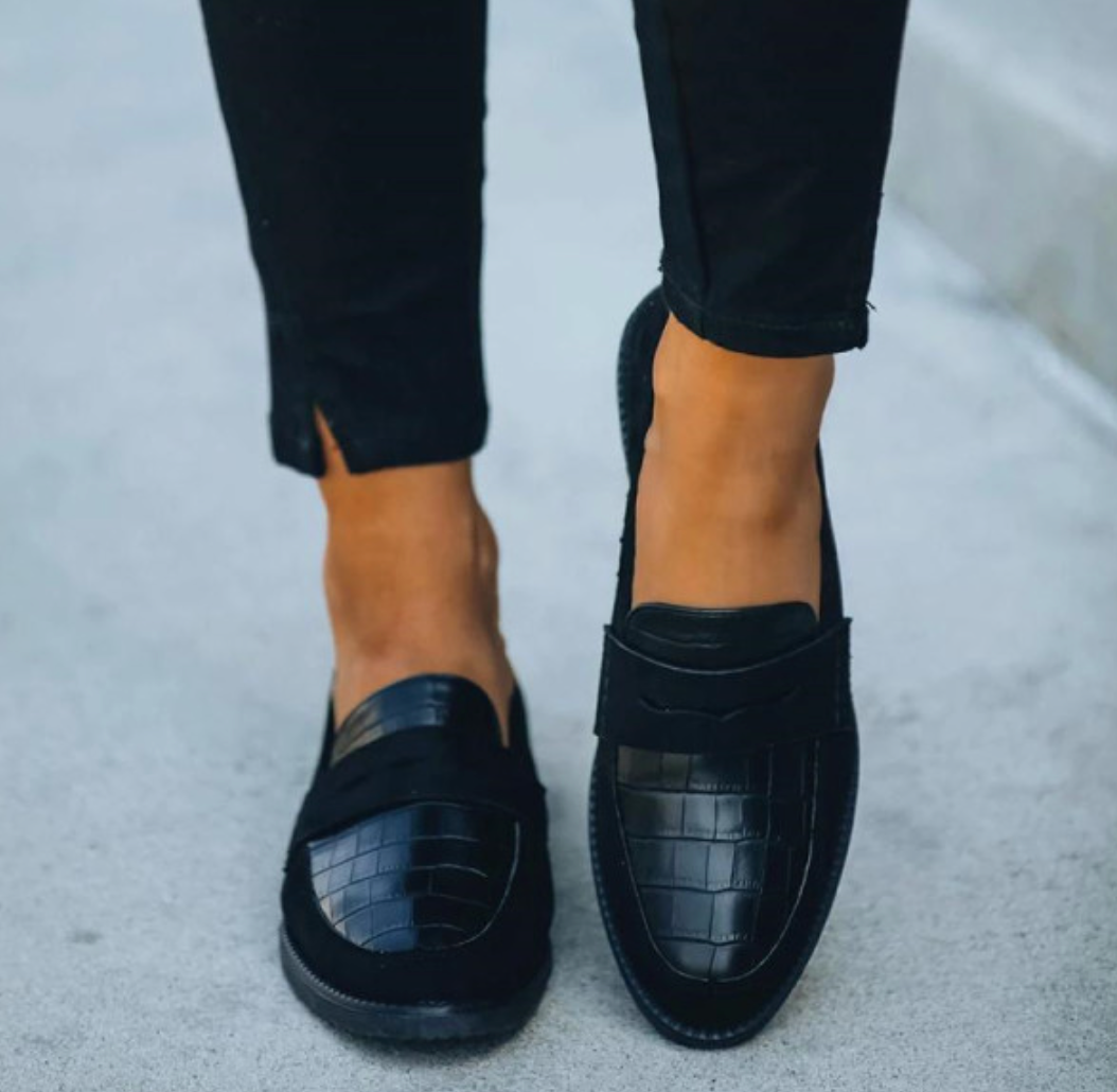 Mocasines de mujer con estampado de cocodrilo y textura sofisticada – ELARA