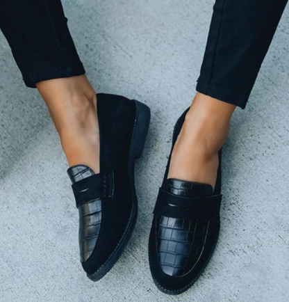 Mocasines de mujer con estampado de cocodrilo y textura sofisticada – ELARA