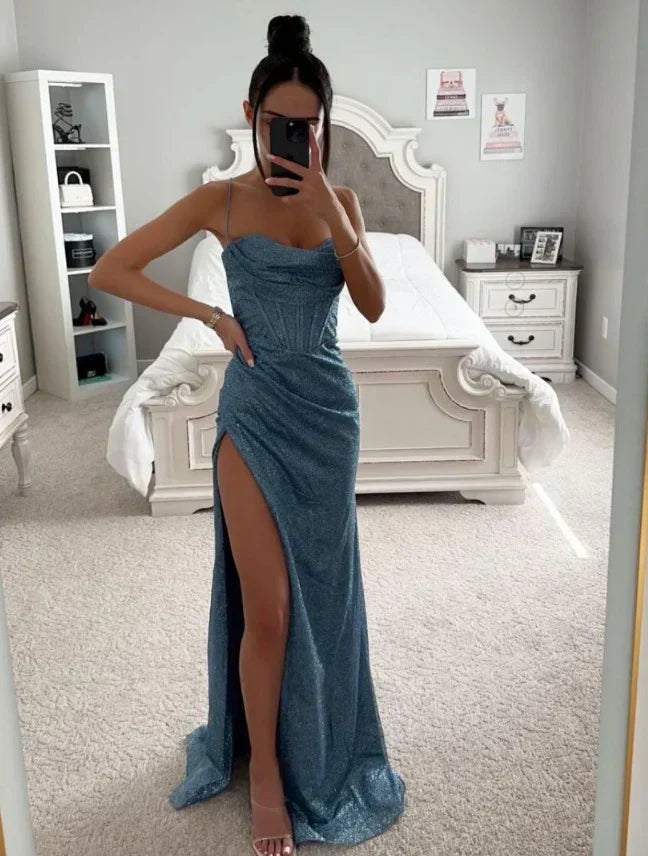 Vestido de noche con abertura lateral y escote corazón – SABRYNA
