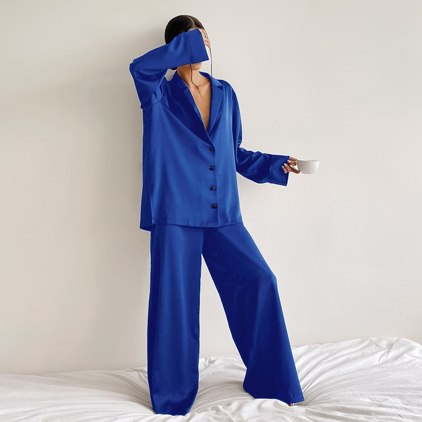 Pijama satinado oversize de dos piezas para mujer – BELLE