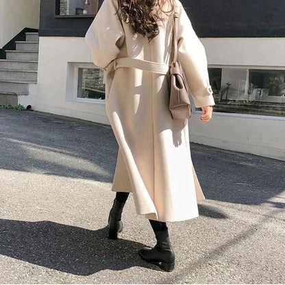 Abrigo largo de mujer con corte en línea A y cierre de botones – LÉANDRA
