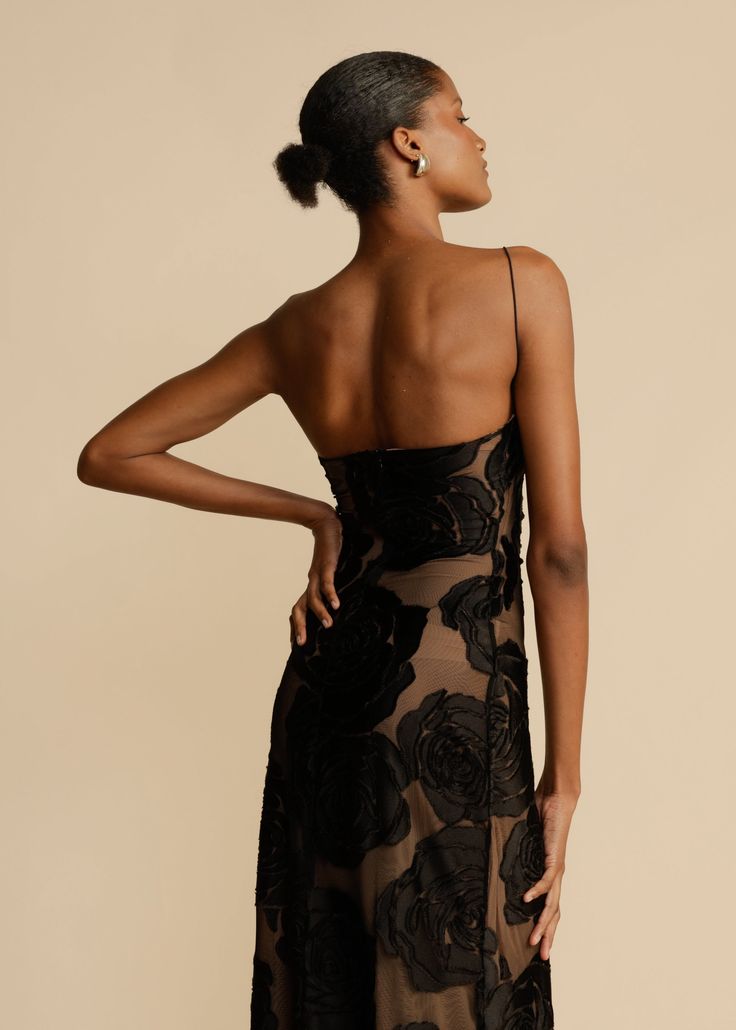 Vestido largo con detalles de volantes y diseño exclusivo – MARCELA