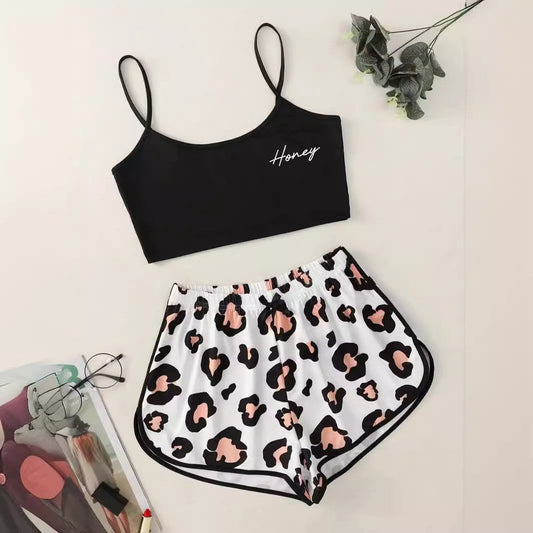 Pijama tipo lounge de mujer con top corto y short elástico – SIBYLLE