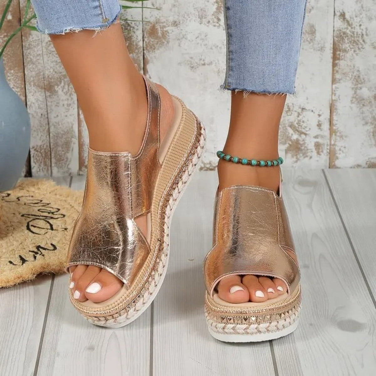 Sandalias doradas con suela gruesa y efecto plisado – Aurelya