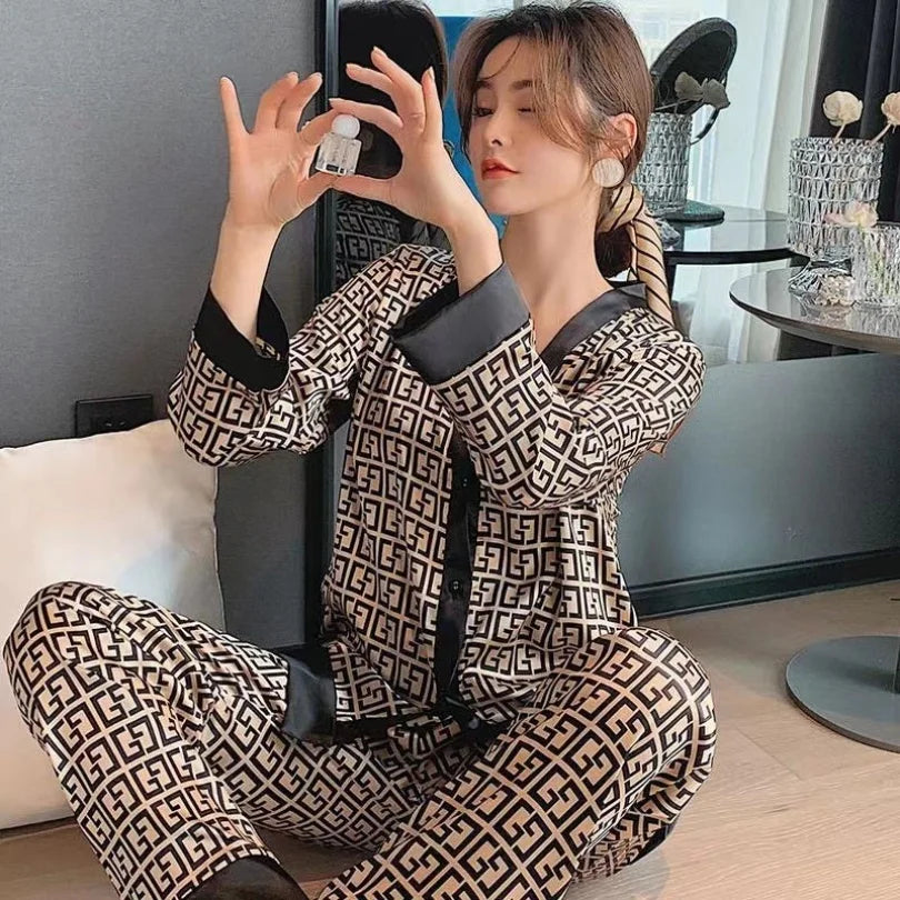 Pijama de mujer con estampado gráfico y detalles en contraste – LUNARA