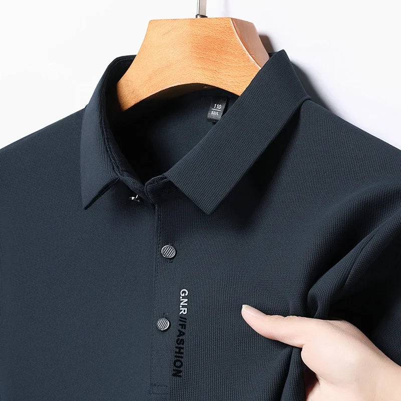 Polo clásico de hombre con cuello refinado y cierre elegante – ELIOT