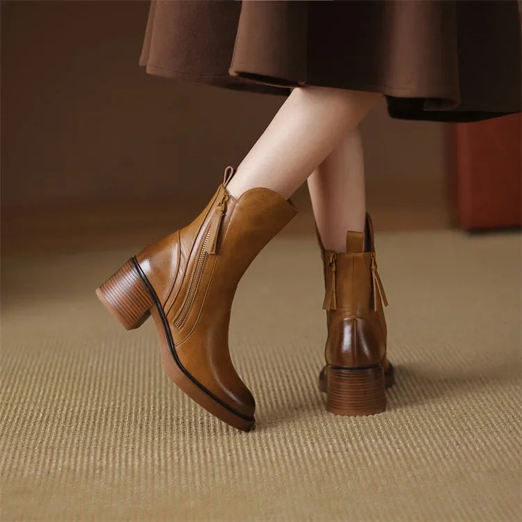 Botines elegantes de piel sintética con cremallera lateral – ALMÉA
