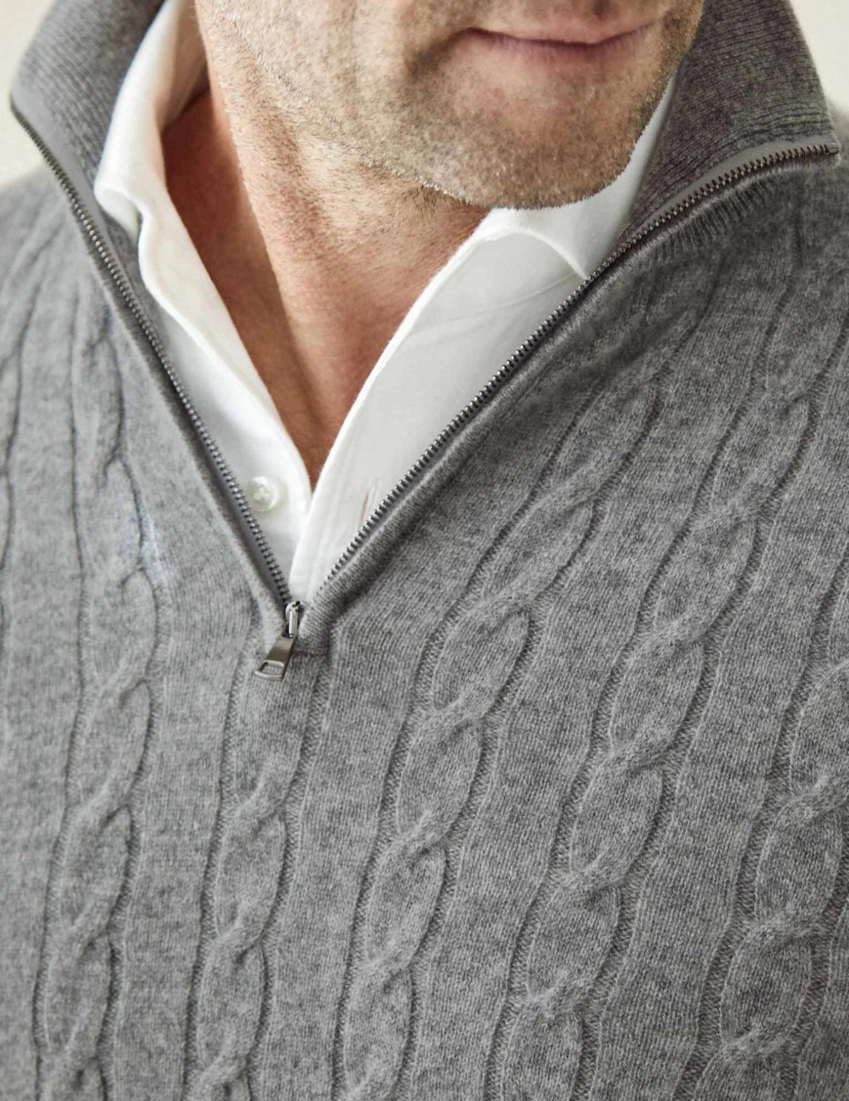Suéter de hombre con dibujo trenzado y cuello alto con cremallera – ALDERIK