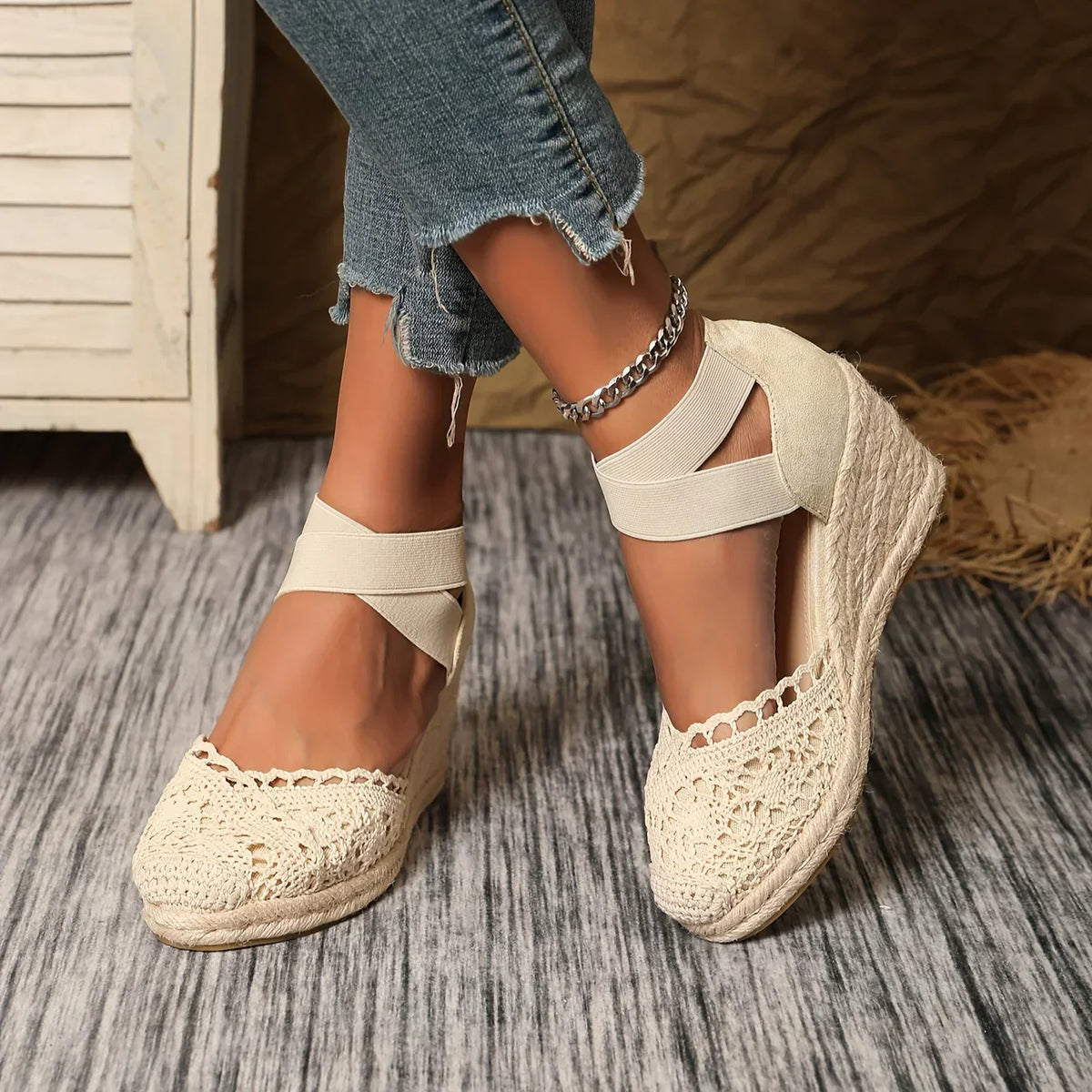 Verena – Zapatos de cuña para mujer con detalle de crochet y tira elástica en el tobillo