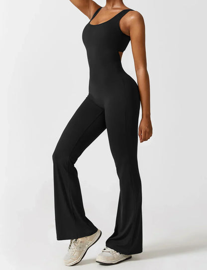 Elara – Mono elegante con espalda en V y pierna flare para mujer