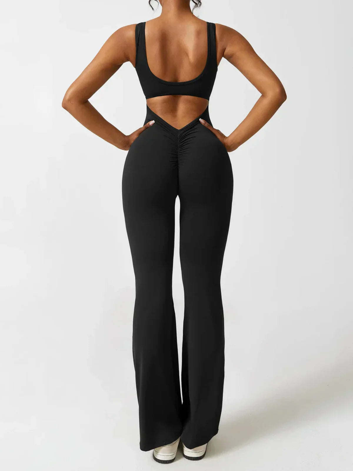 Elara – Mono elegante con espalda en V y pierna flare para mujer