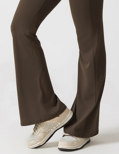 Elara – Mono elegante con espalda en V y pierna flare para mujer