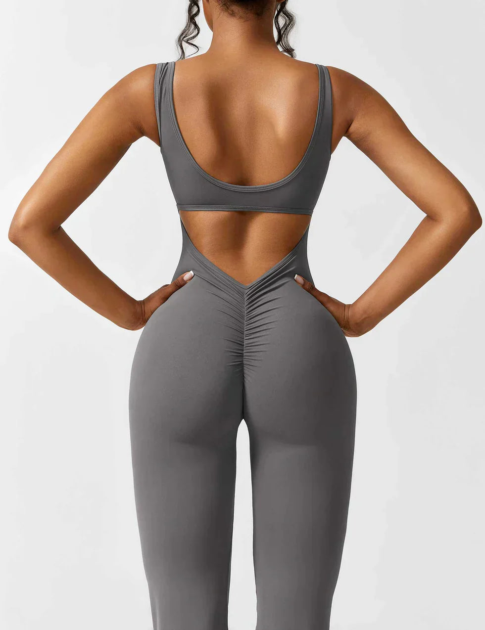 Elara – Mono elegante con espalda en V y pierna flare para mujer