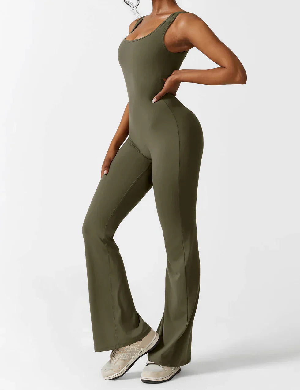 Elara – Mono elegante con espalda en V y pierna flare para mujer